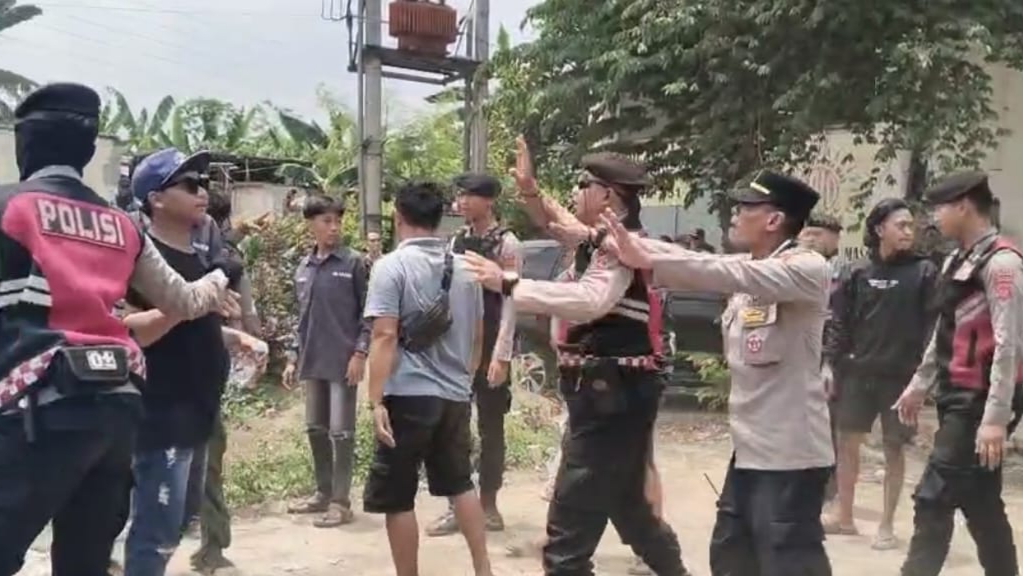 Unjuk Rasa Mantan Karyawan dan Warga Berujung Ricuh