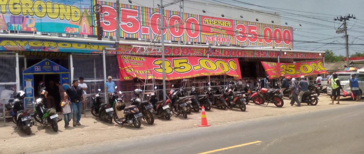 KEBERADAAN TOKO SERBA 35 BUAT PEDAGANG PAKAIAN DI PASAR CIPEUYEUM DAN CIRANJANG TERANCAM BANGKRUT. | BAHU JALANPUN TERGANGGU DIPAKE LAHAN PARKIR.